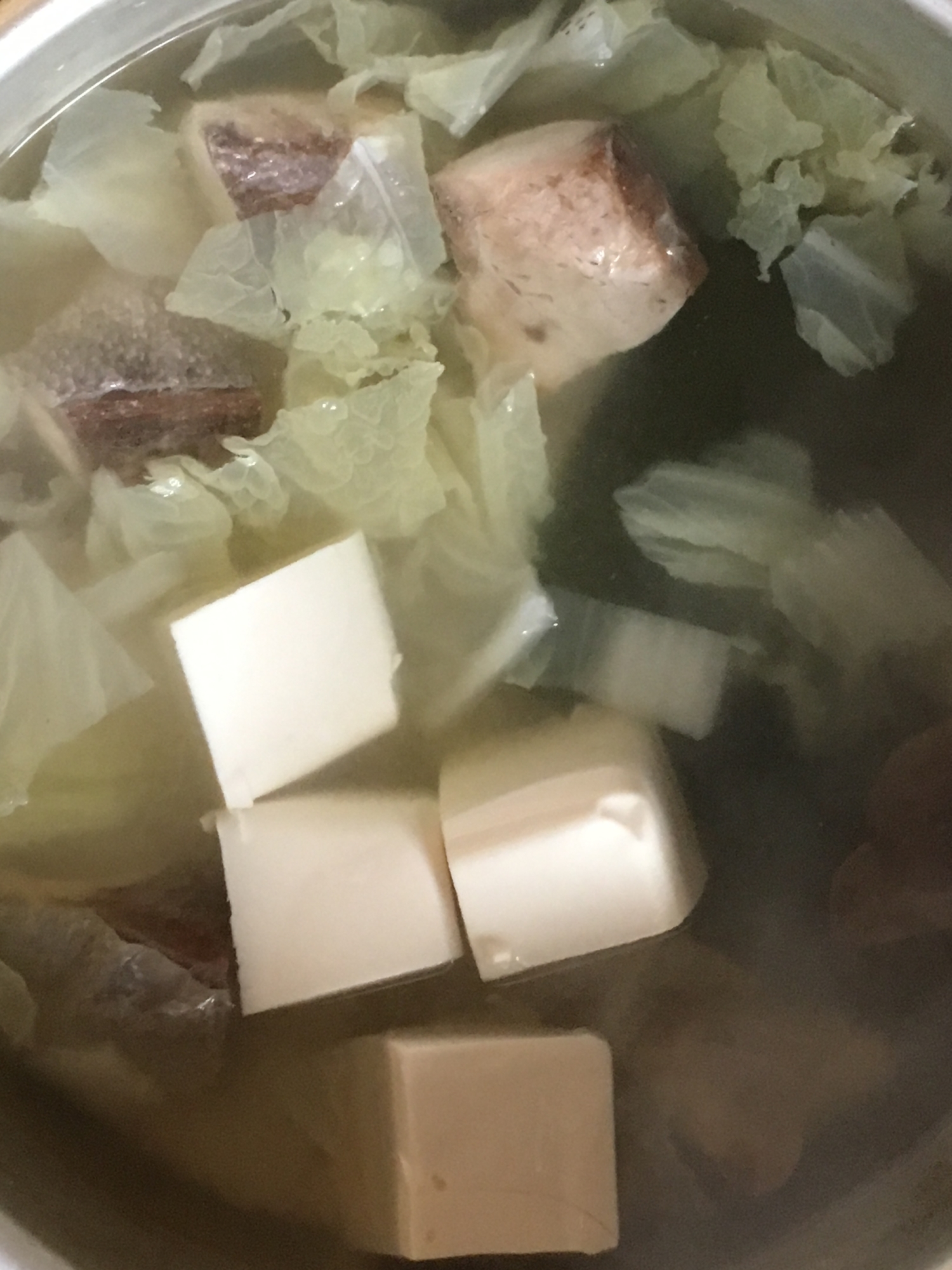 ぶり、白菜、絹豆腐、昆布の鍋