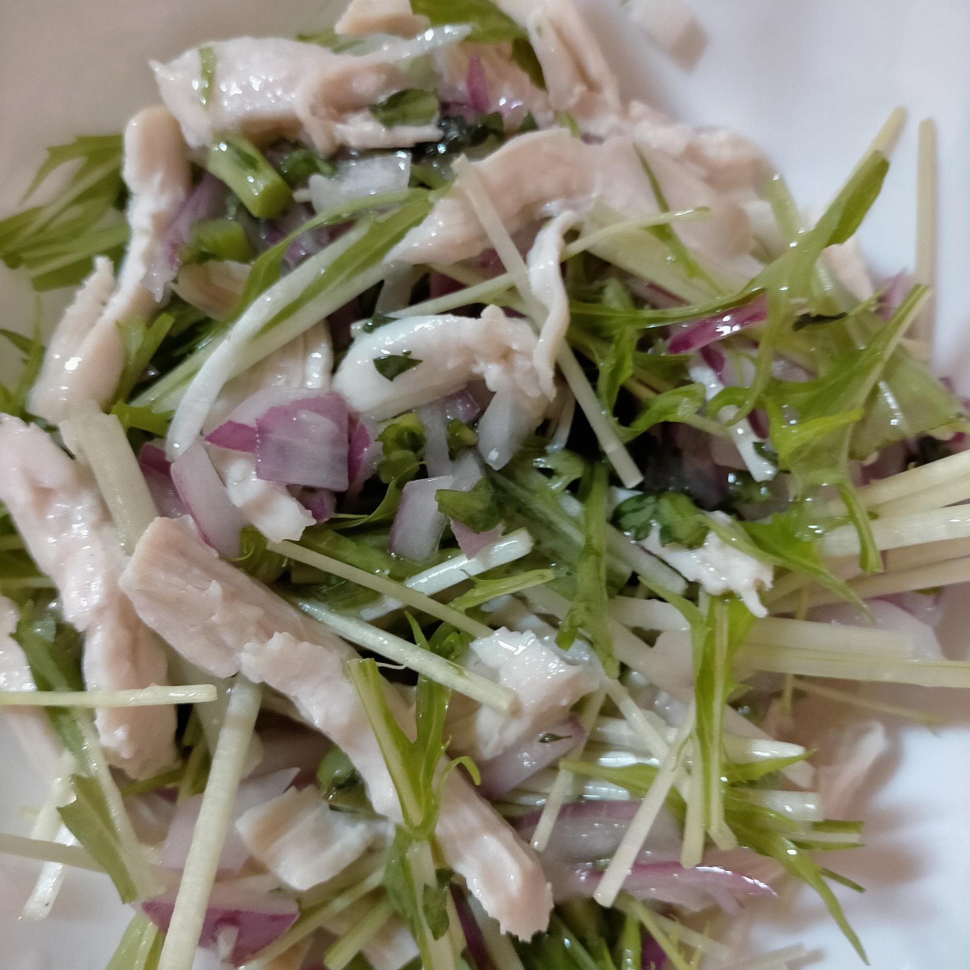 玉ねぎと春菊のドレッシングで♫鶏ハムと水菜のサラダ