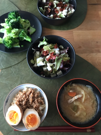 味付け玉子をのせたそぼろ丼を作りました。安定の美味しさですね！