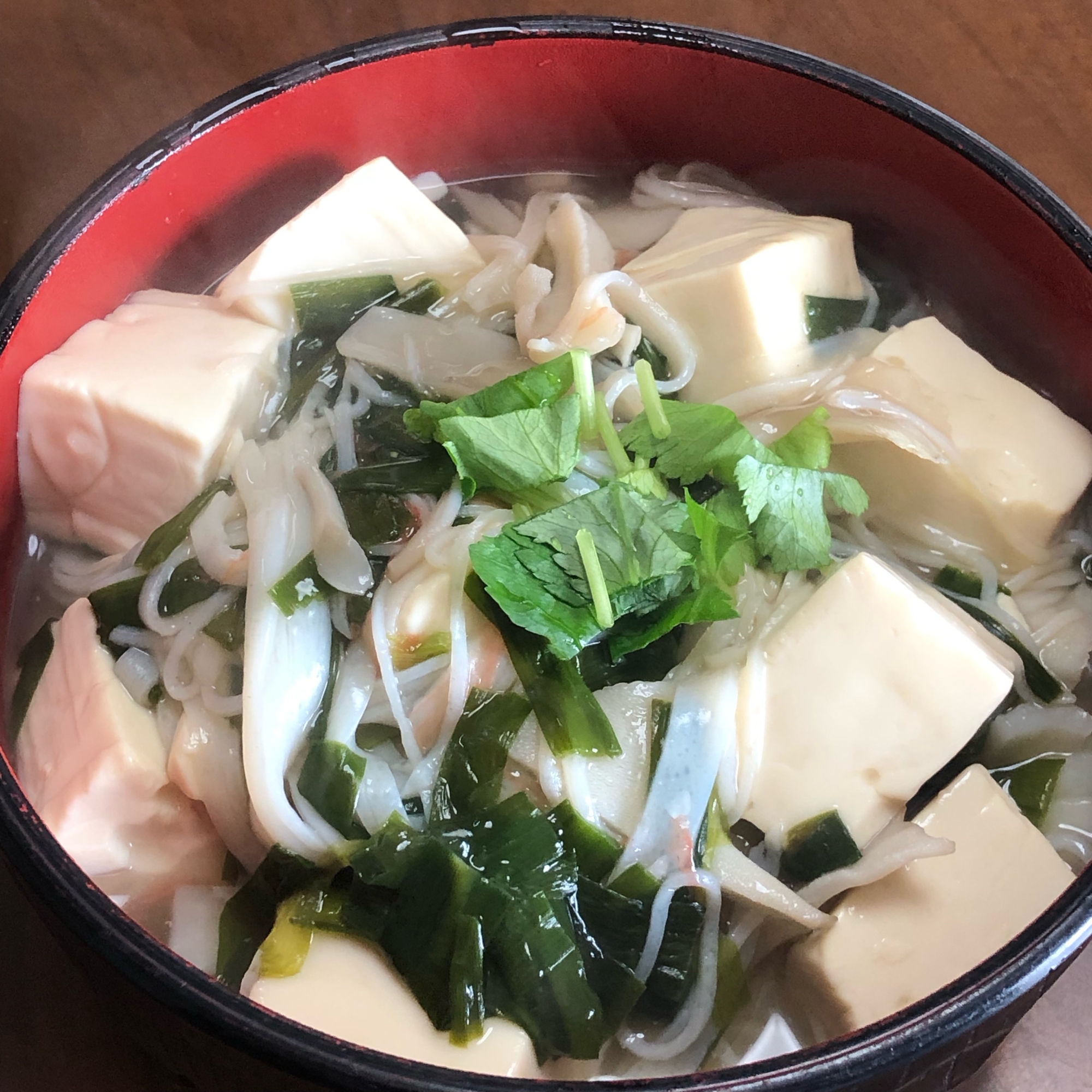 豆腐とカニカマとにらのあんかけうどん