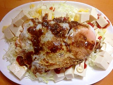 半熟目玉焼きのせキャベツとコーンと豆腐のサラダ