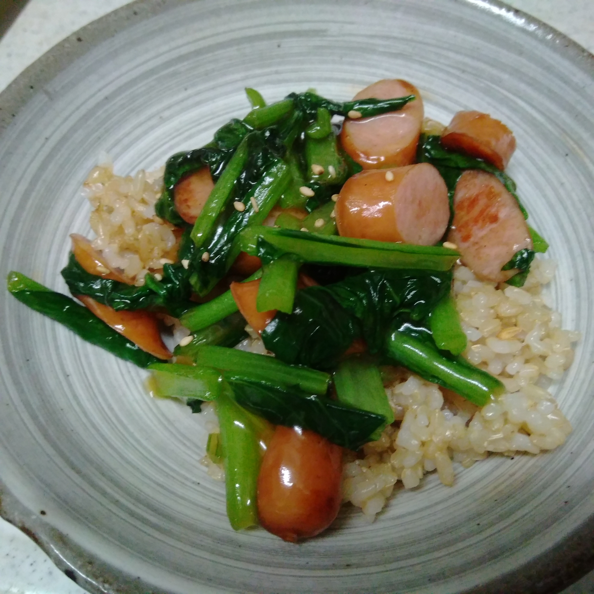 小松菜とウインナ―の醤油炒め丼