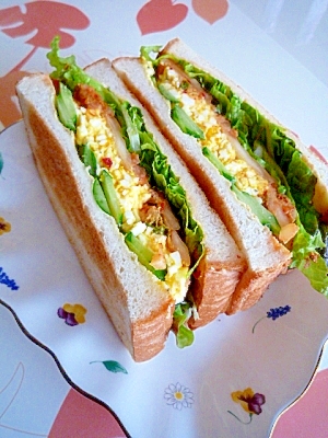 白い皿に盛られたキムチのホットサンド