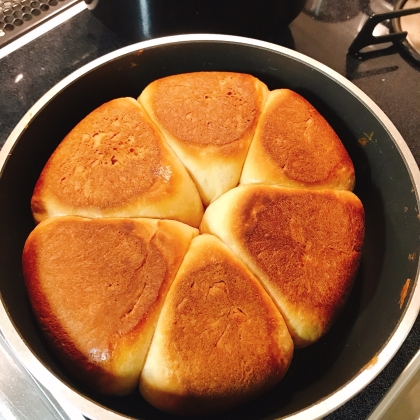 熱伝導がよいフライパンだったので蓋して表25-30分、裏5分(焼き色つける程度)でOKでした！火加減、うちは極弱火です(^^)焼き立てパンで幸せを感じました！
