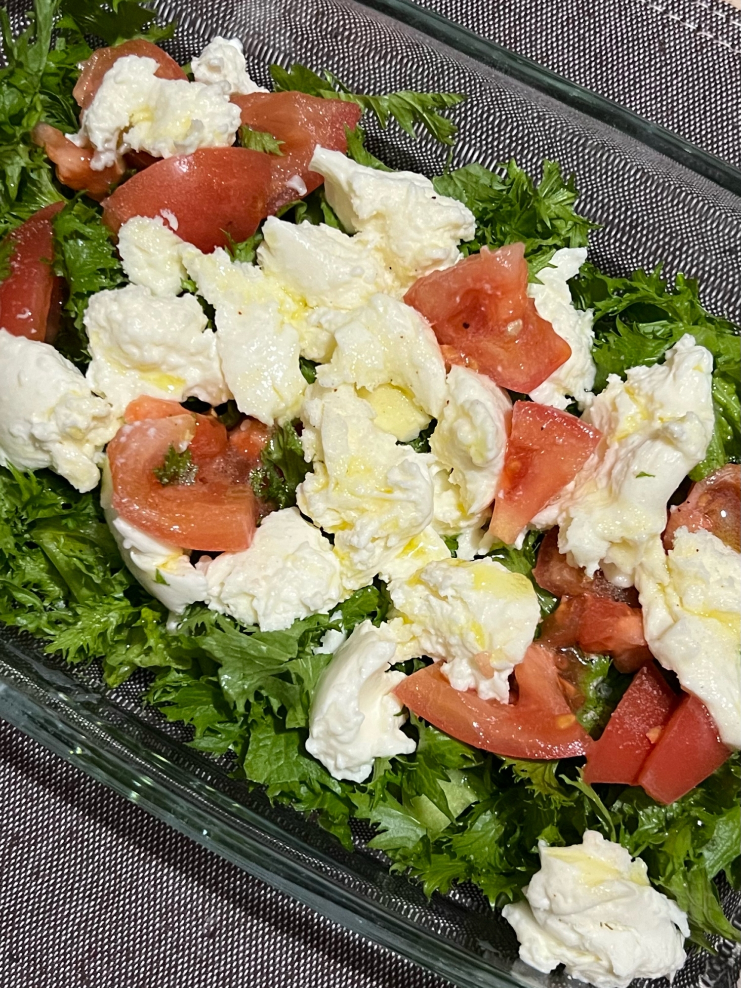 わさび菜とモッツァレラチーズのサラダ