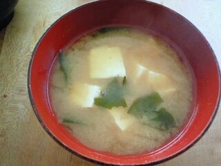シンプル！豆腐とわかめの味噌汁