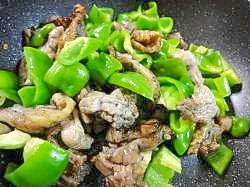 うまみが広がる 地鶏炭火焼きとピーマンの炒めもの レシピ 作り方 By まの９２５ 楽天レシピ
