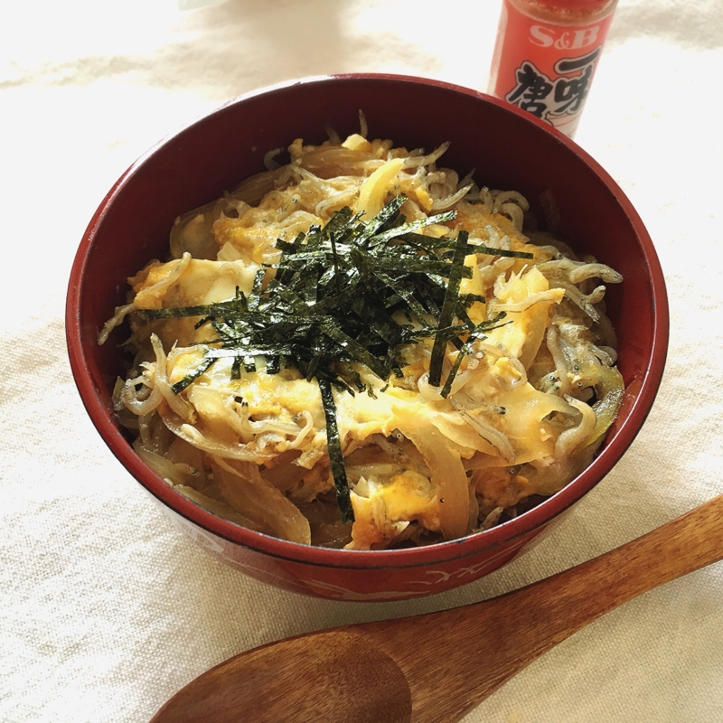 すき焼きタレで簡単！ちりめんじゃこ玉ねぎ卵とじ丼♡