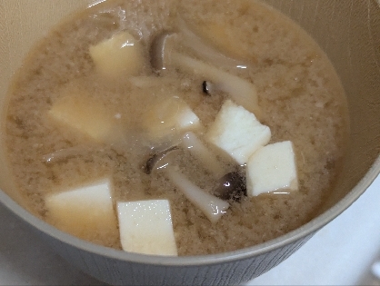 玉ねぎと豆腐としめじの味噌汁