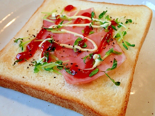 ベーコンと豆苗のスパイシートースト