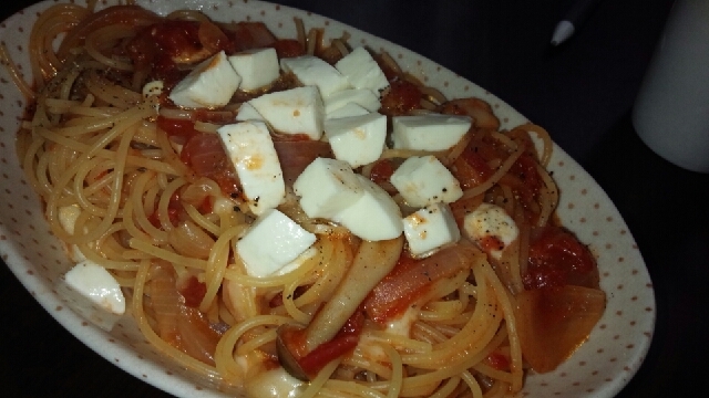 トマトとモッツァレラチーズのスパゲティ