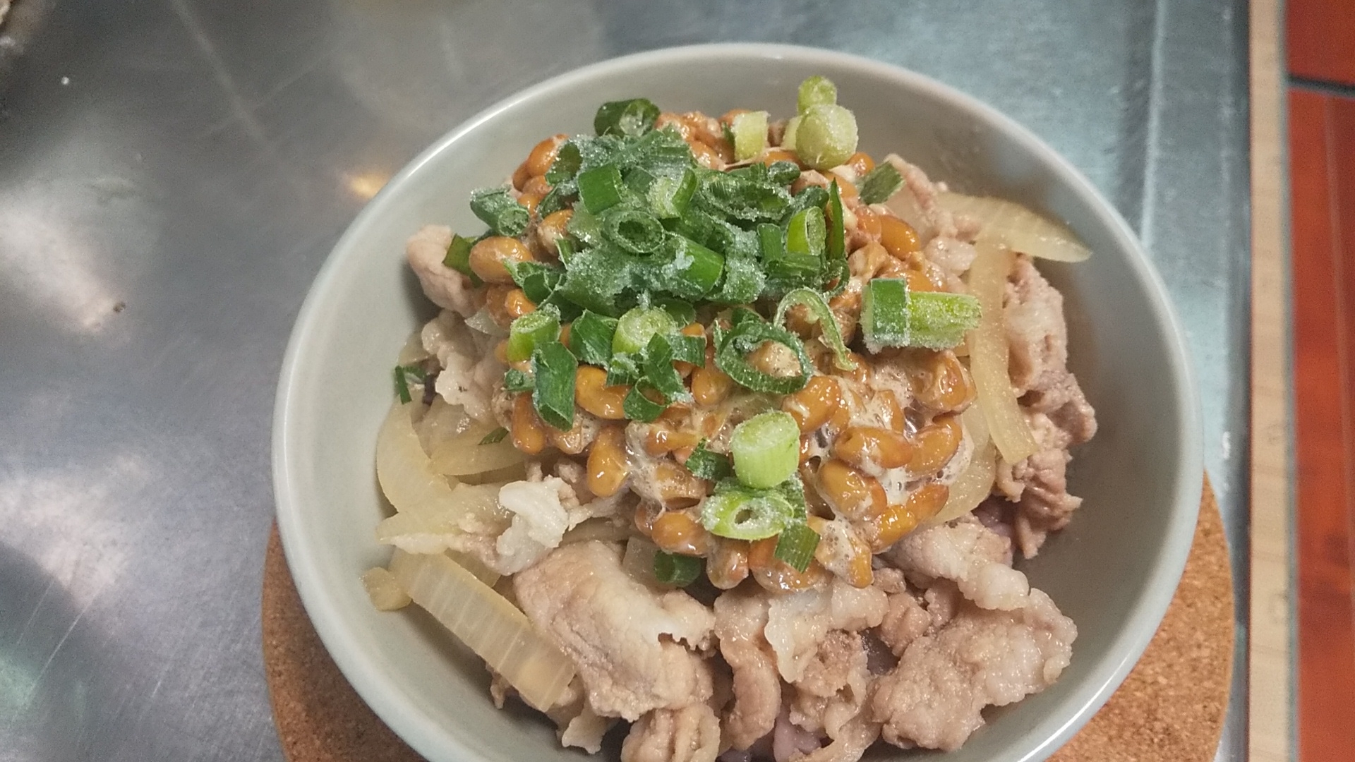 めんつゆ豚納豆丼