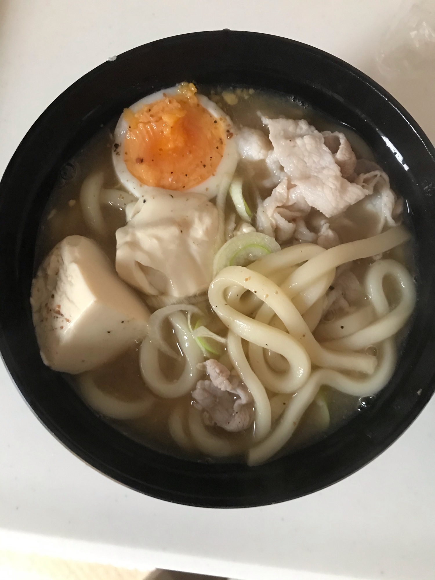 ゆで卵と豆腐の肉うどん