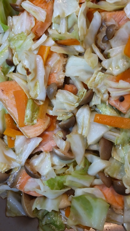 皮のカリカリも旨い⭐鮭と野菜のバタポン炒め