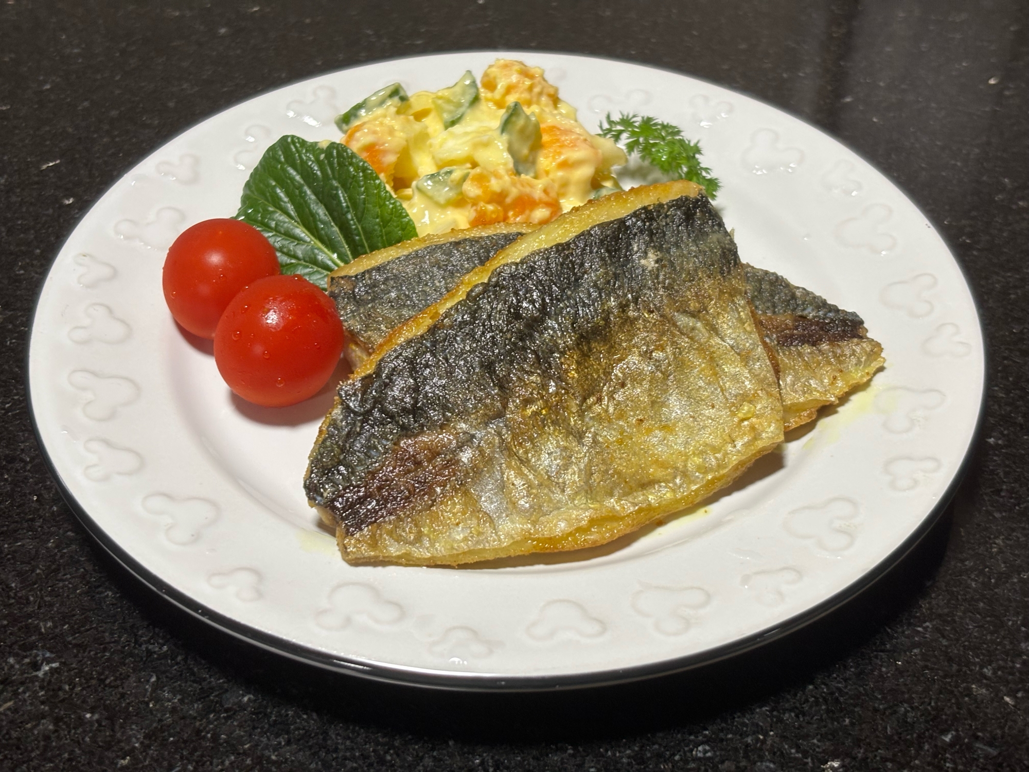 皮も美味しい、アジのカレー粉焼き