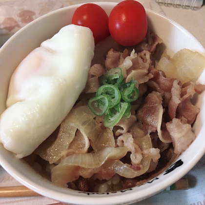 しょうがを切らしていたので、なしで作りました。私好みのちょっと甘めの牛丼で簡単に出来上がりました！右側の白いのは卵です…(*^^)v