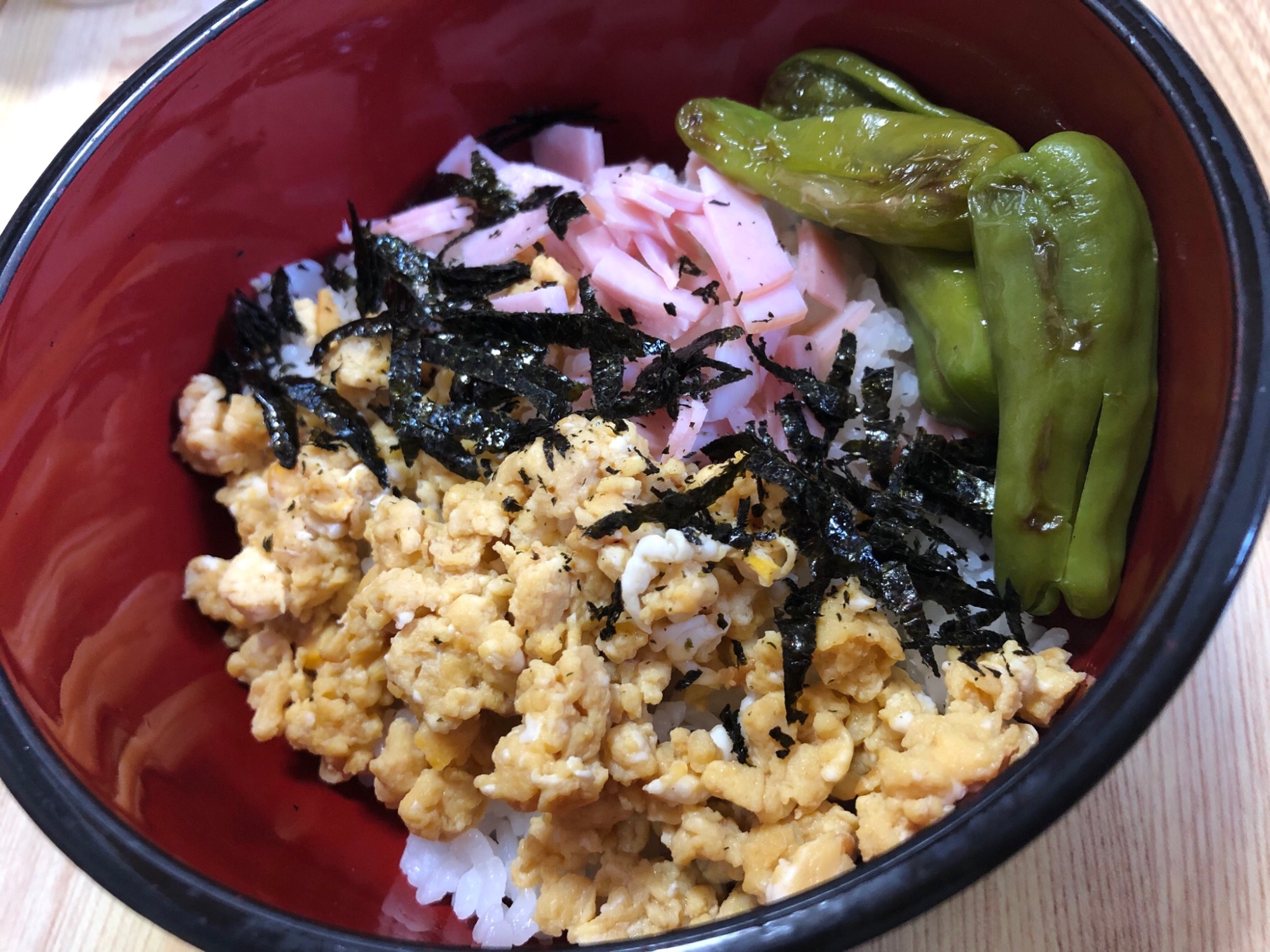 朝食に！味付け卵とハムとあじつけのりの三食丼⭐