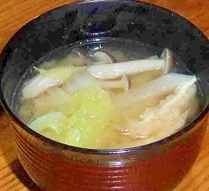 シメジ白菜大根とあぶらげ冬のお味噌汁