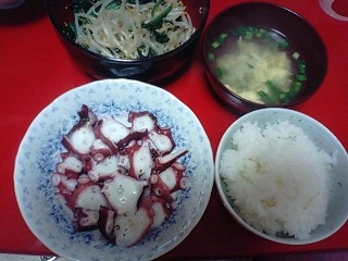 にんいくとバジルが利いていて最高です☆彡ご飯とも意外とあうし、以前ホテルのバイキングで食べたお気に入りの味にそっくりでリピ決定です(*^。^*)