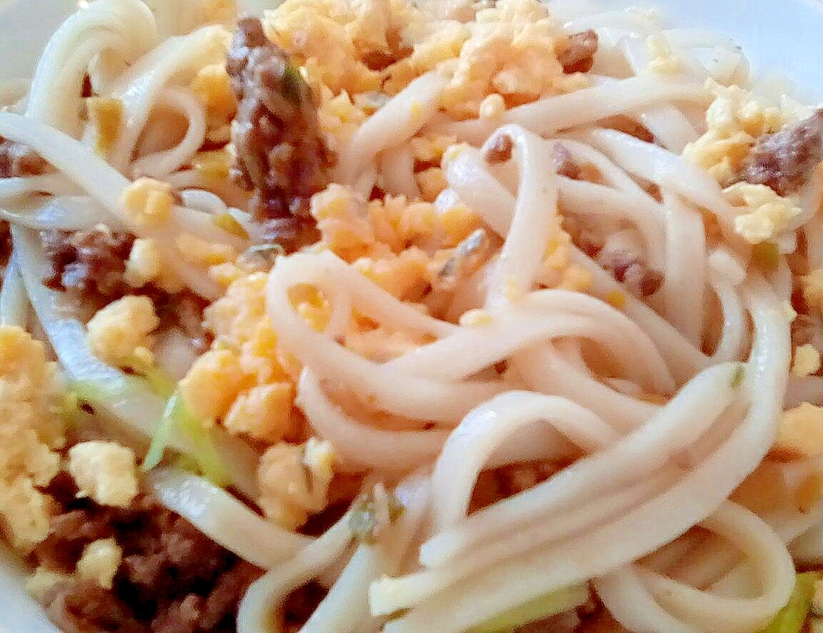 牛ひきと卵とネギの焼きうどん