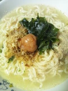 インスタントをアレンジ！シンプル梅のせ塩ラーメン