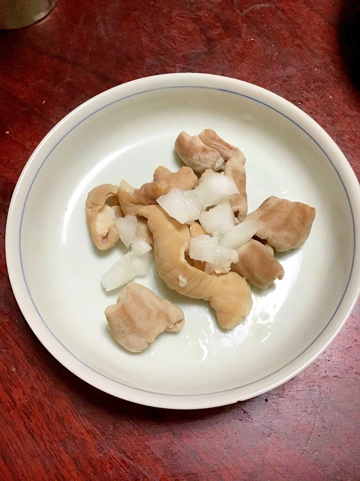 酒粕茹でモツの新玉ねぎ盛り。