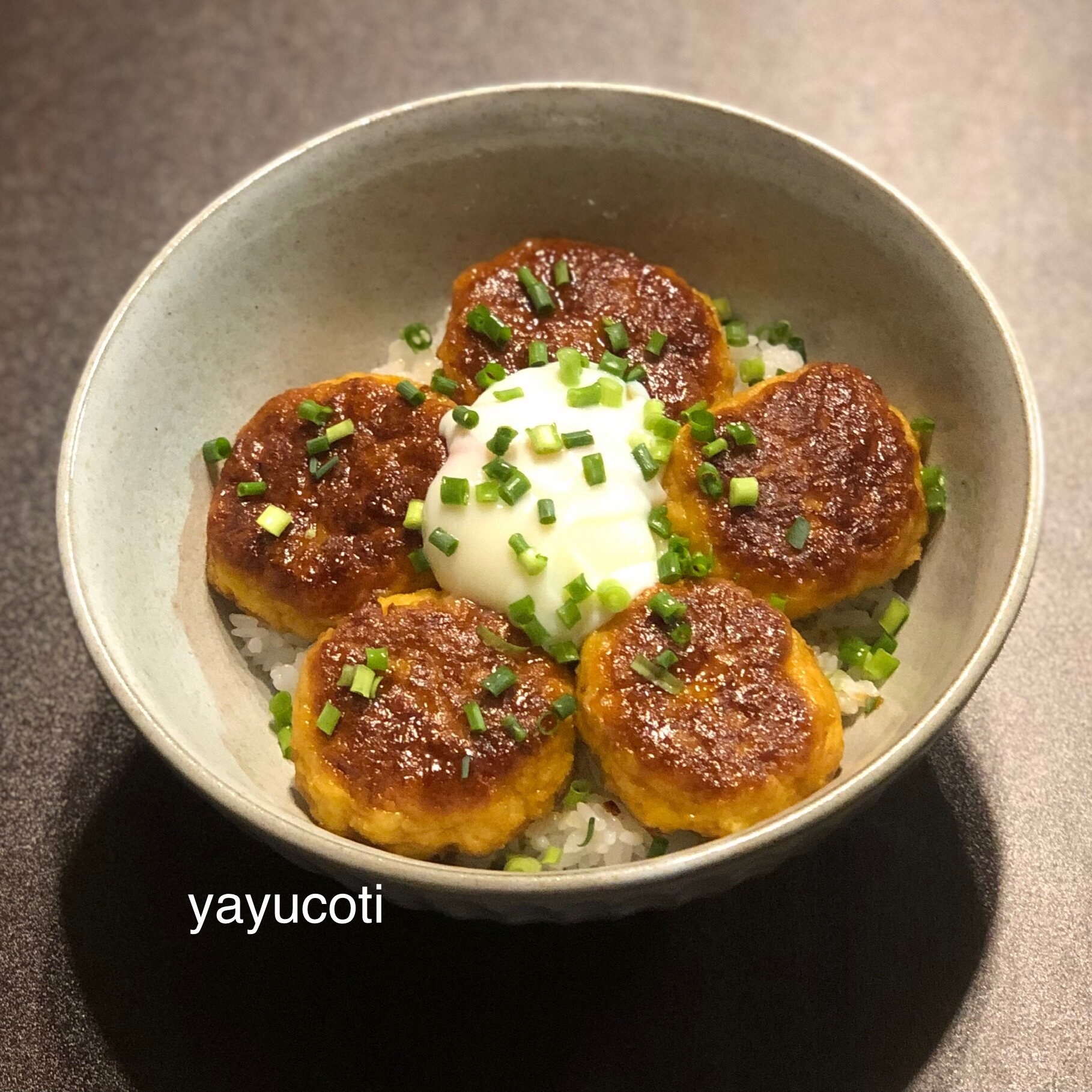 肉なしでもおいしい!ふわふわ豆腐のつくね丼