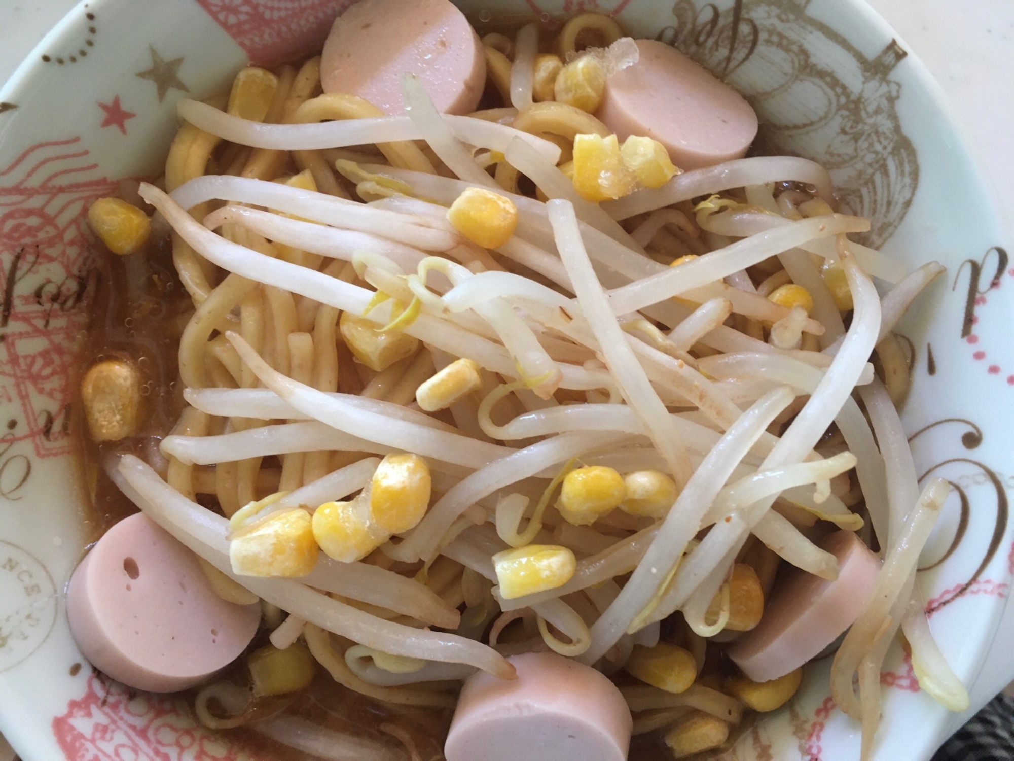 もやしとコーンとソーセージのラーメン