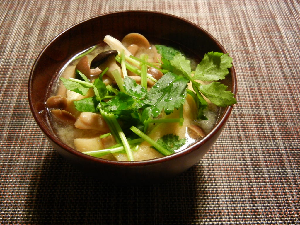 キノコと豆腐の味噌汁