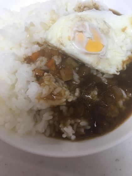 目玉焼きカレーライス