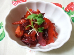 赤い野菜のサラダ
