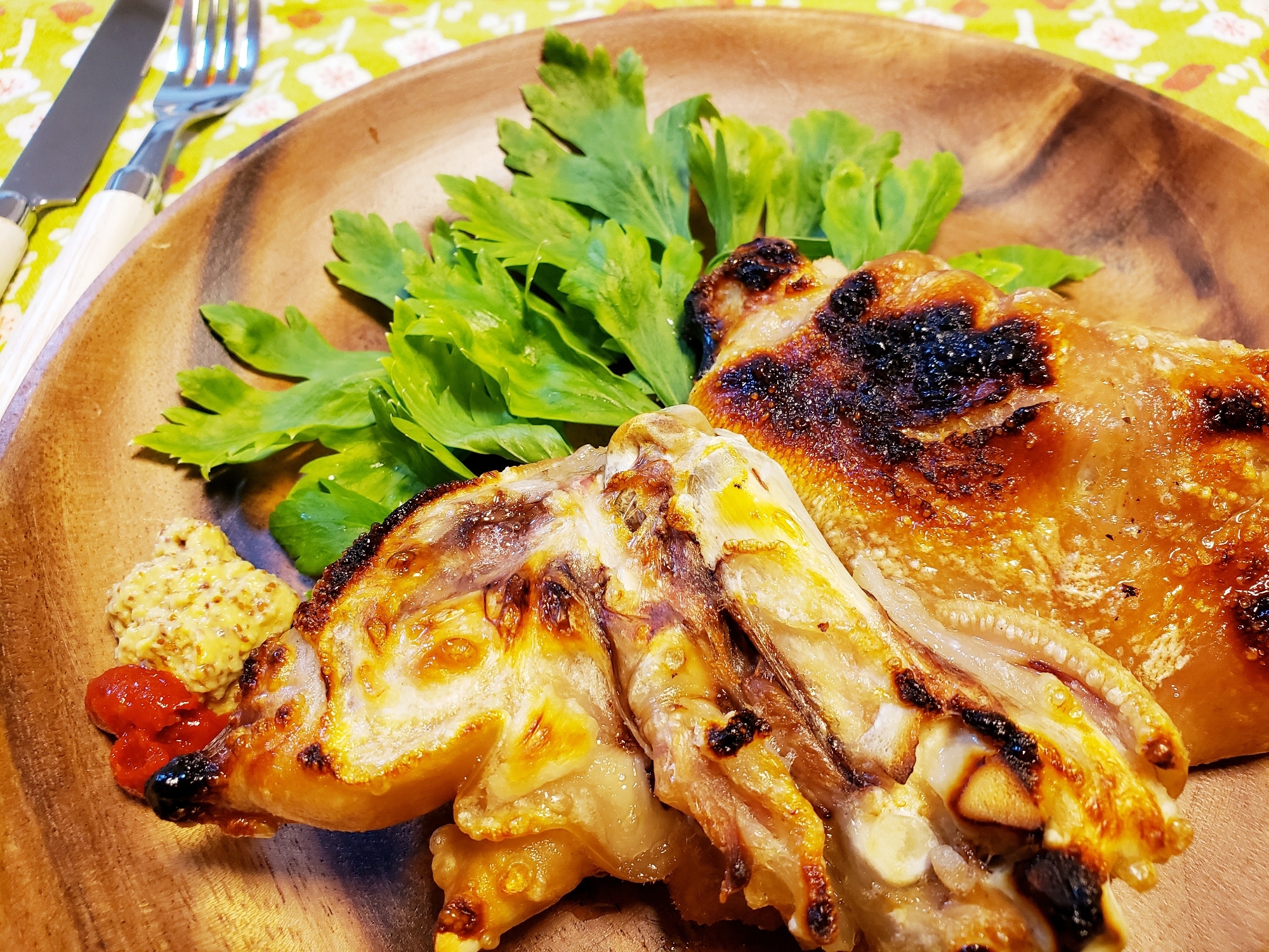 皿に盛られた、塩ゆで豚足のグリル