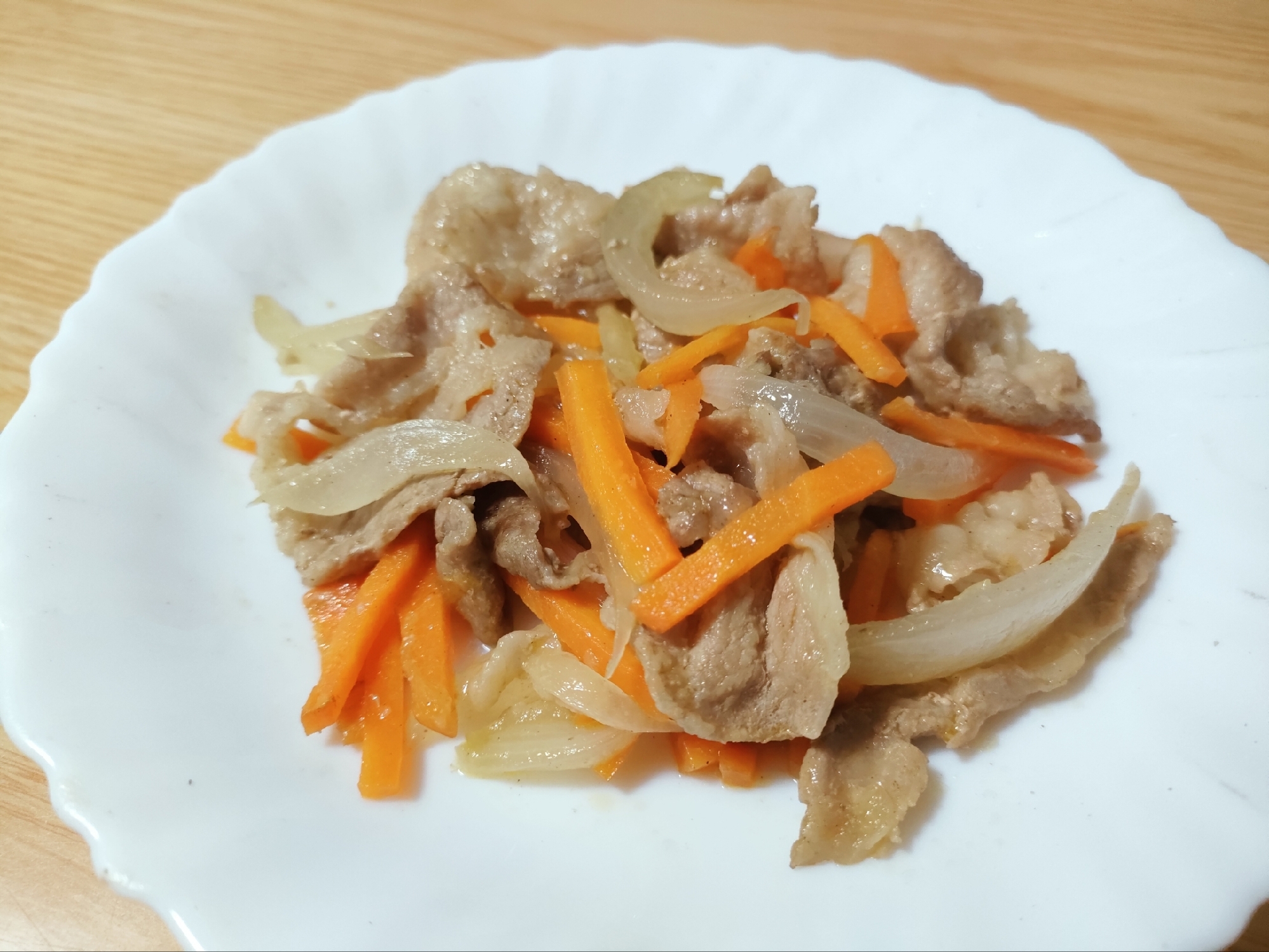 豚肉と玉ねぎと人参のにんにく塩炒め