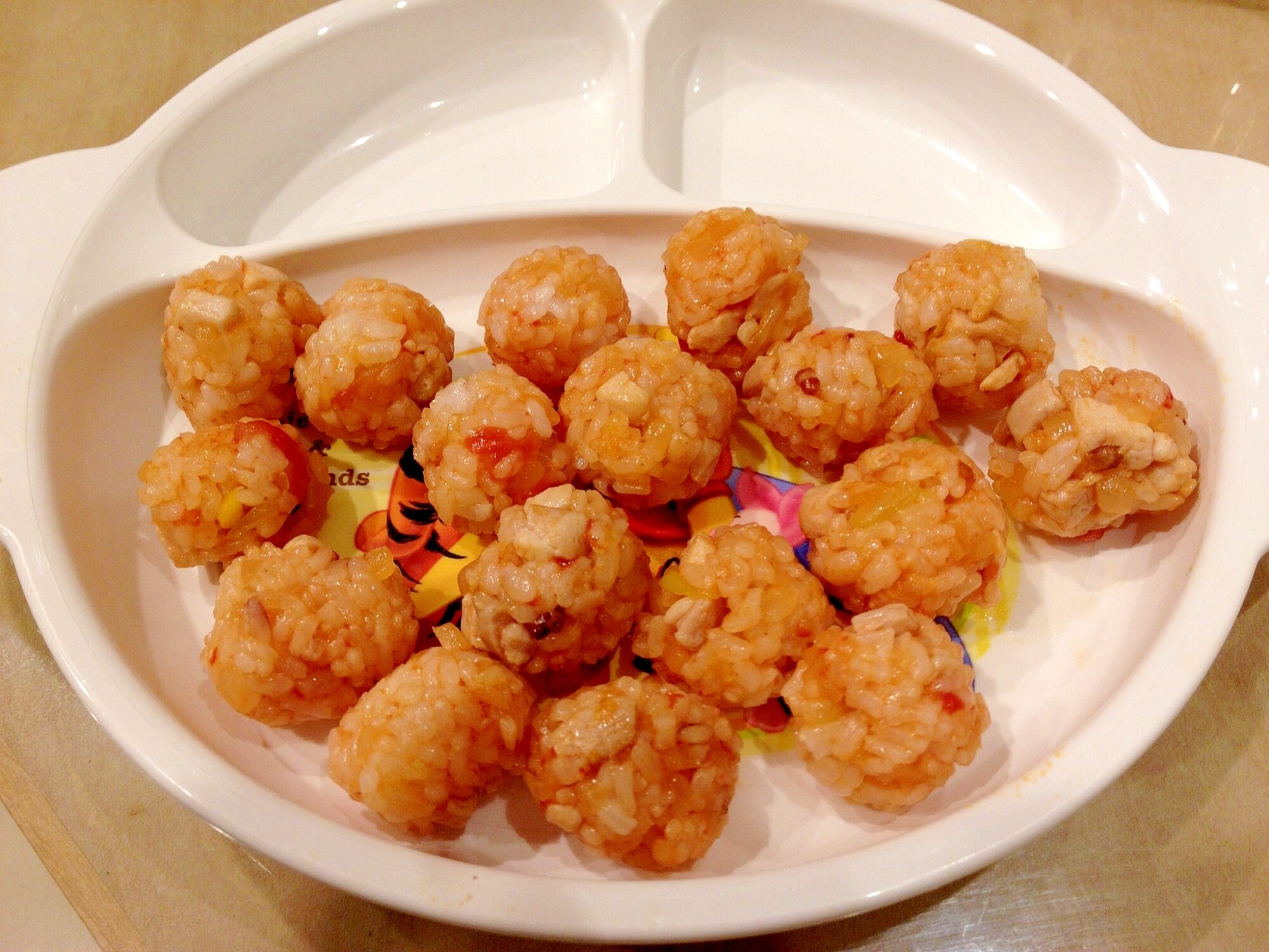 手づかみ食べに チキンライスのミニおにぎり レシピ 作り方 By ｊｏｈｎｃｏｍｐａｎｙ 楽天レシピ