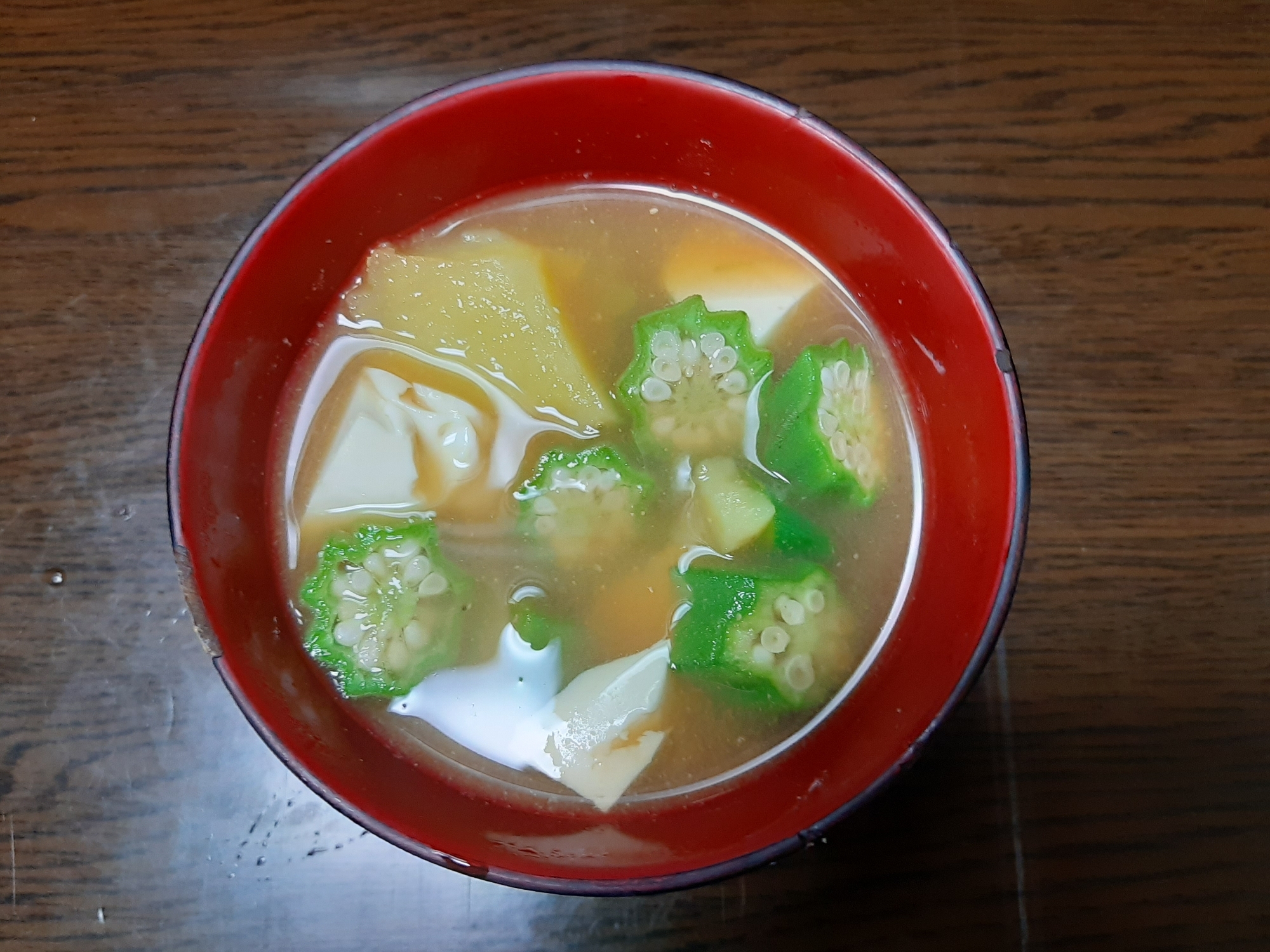 じゃがいもと豆腐、オクラのみそ汁