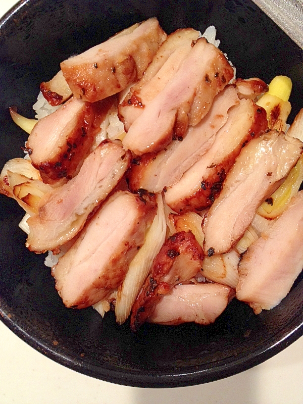 市販の照り焼きチキンリメイク☆ネギと胡麻入りの丼