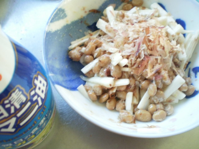 小鉢に盛られた亜麻仁油しょうゆの長芋納豆