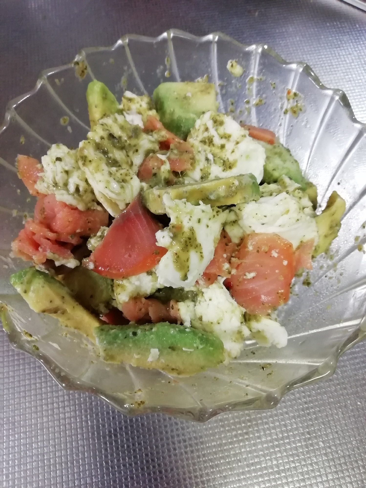 モッツァレラとスモークサーモンのバジルサラダ