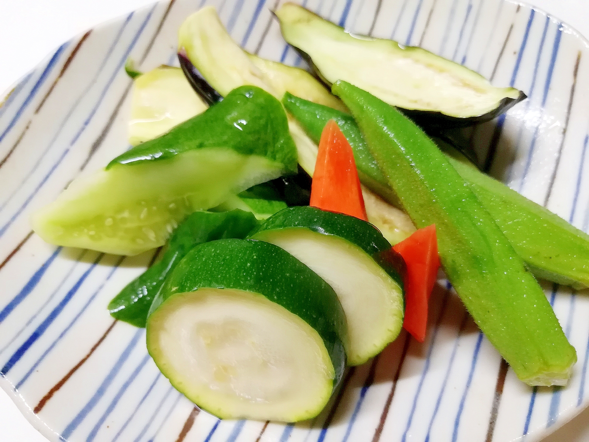 漬け汁を作ってポイポイいれて、夏野菜の漬物