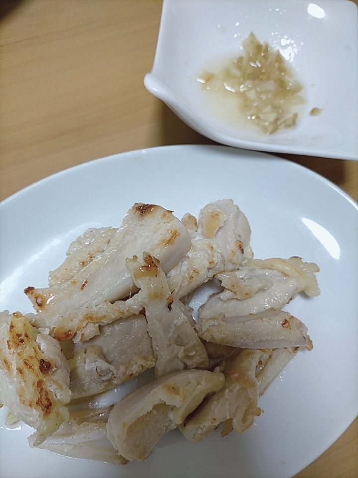 鶏軟骨炒めの塩レモンソース添え