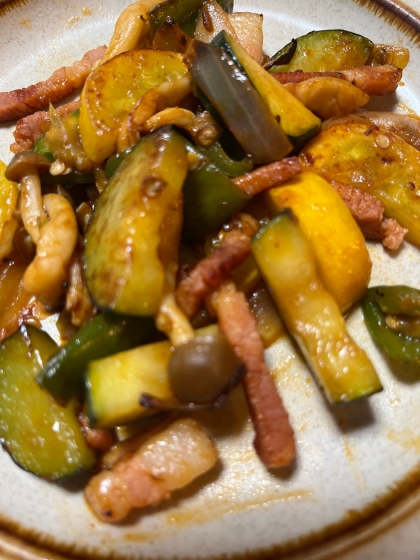 相性抜群♡ズッキーニとソーセージのトマト炒め