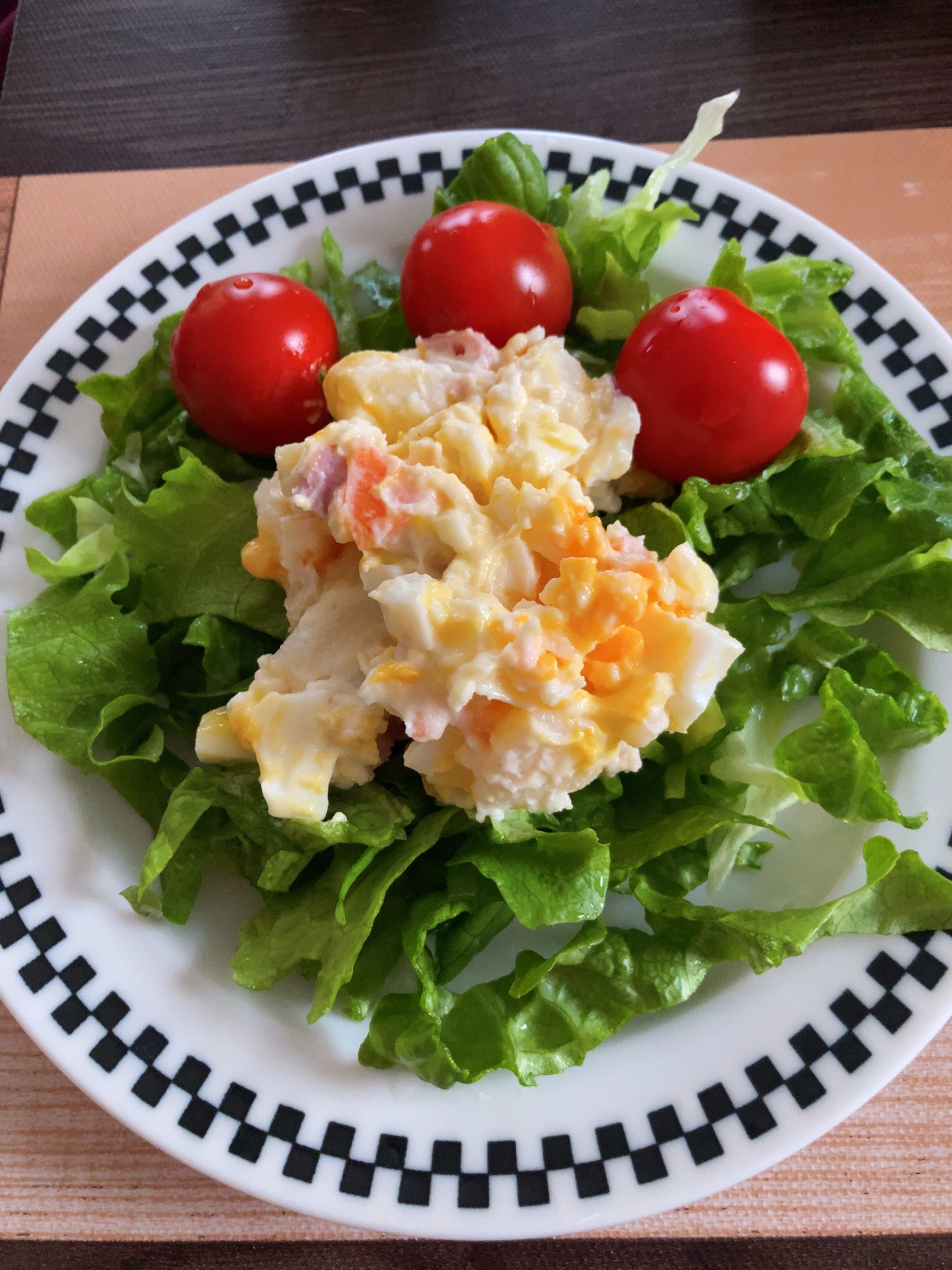 ポテトサラダとロメインレタスのサラダ