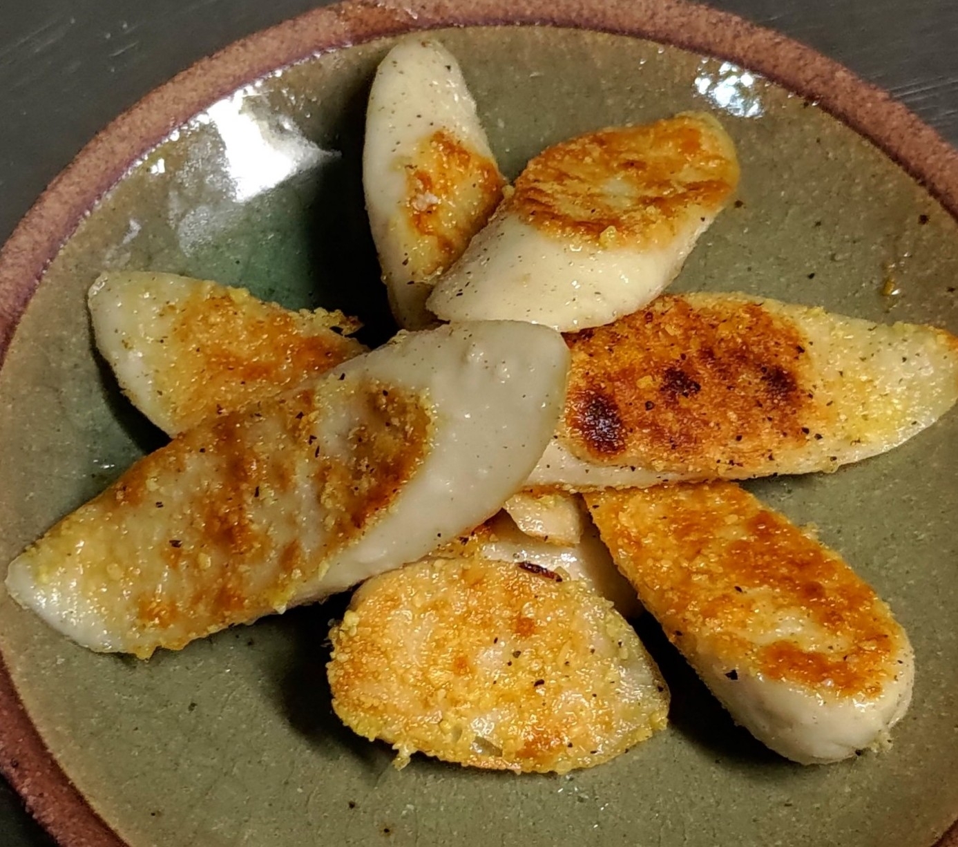 魚肉ソーセージのパルメザンチーズ焼き