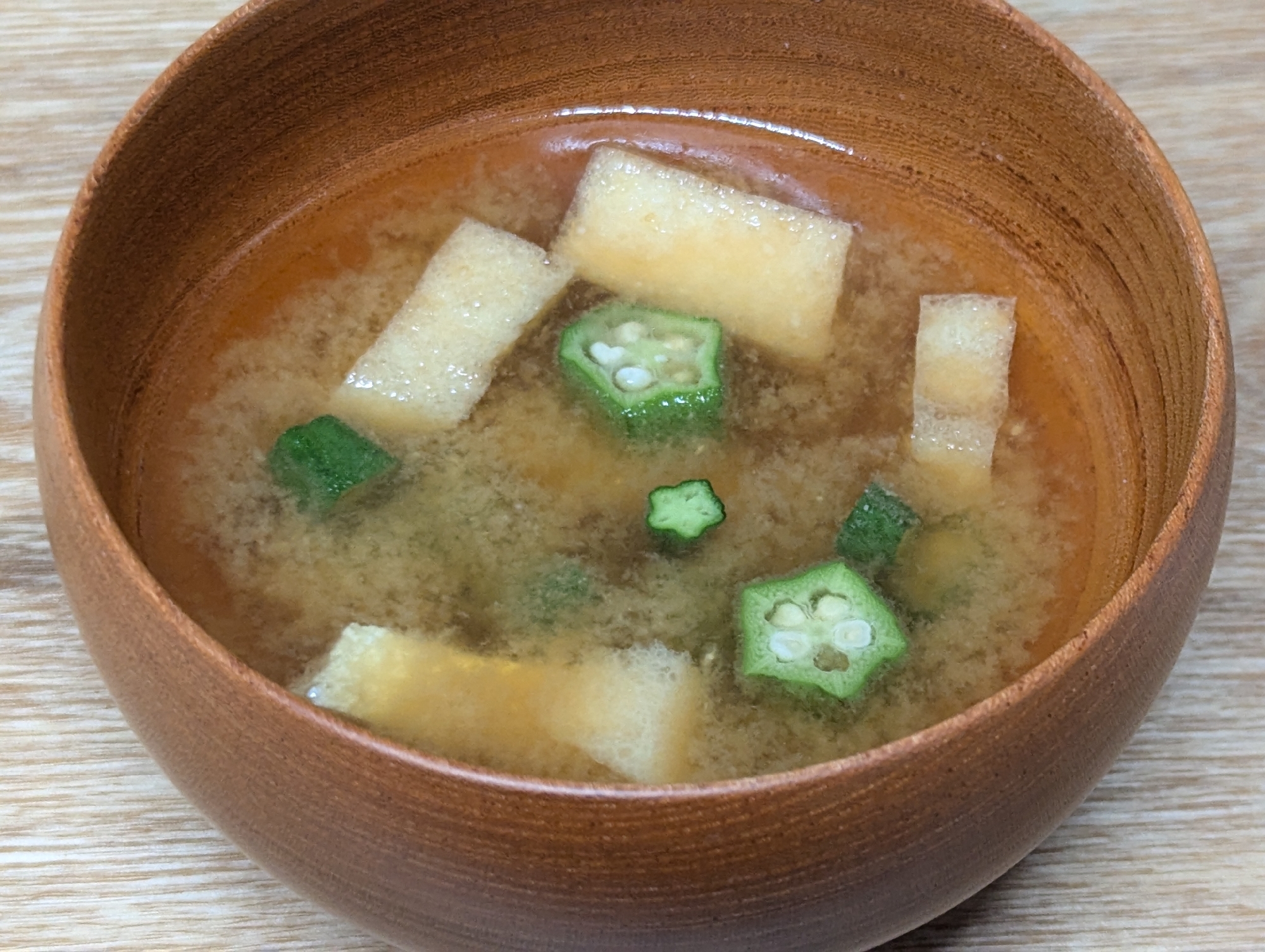 オクラと冷凍油揚げのお味噌汁