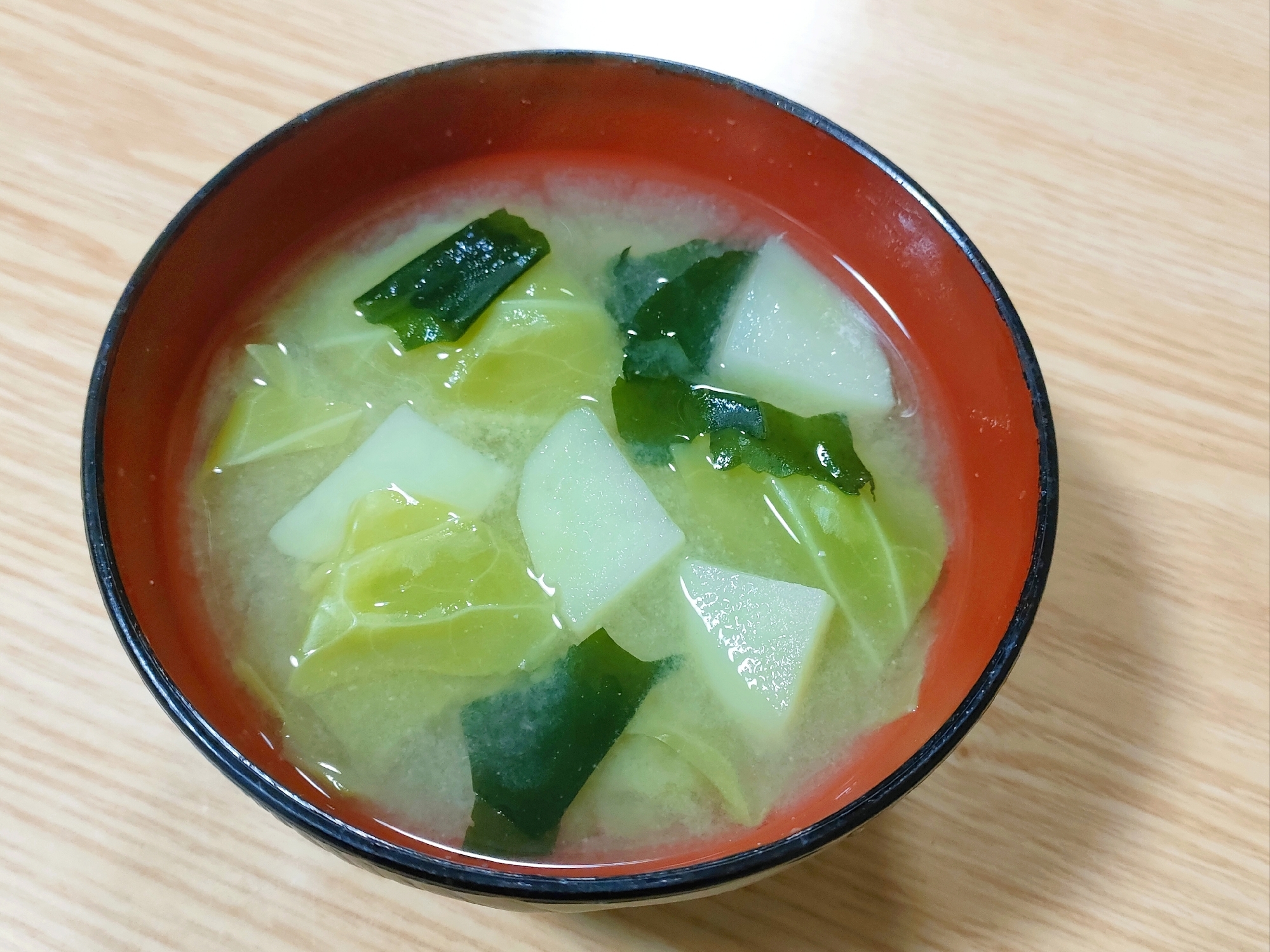 キャベツとじゃがいもとわかめの味噌汁
