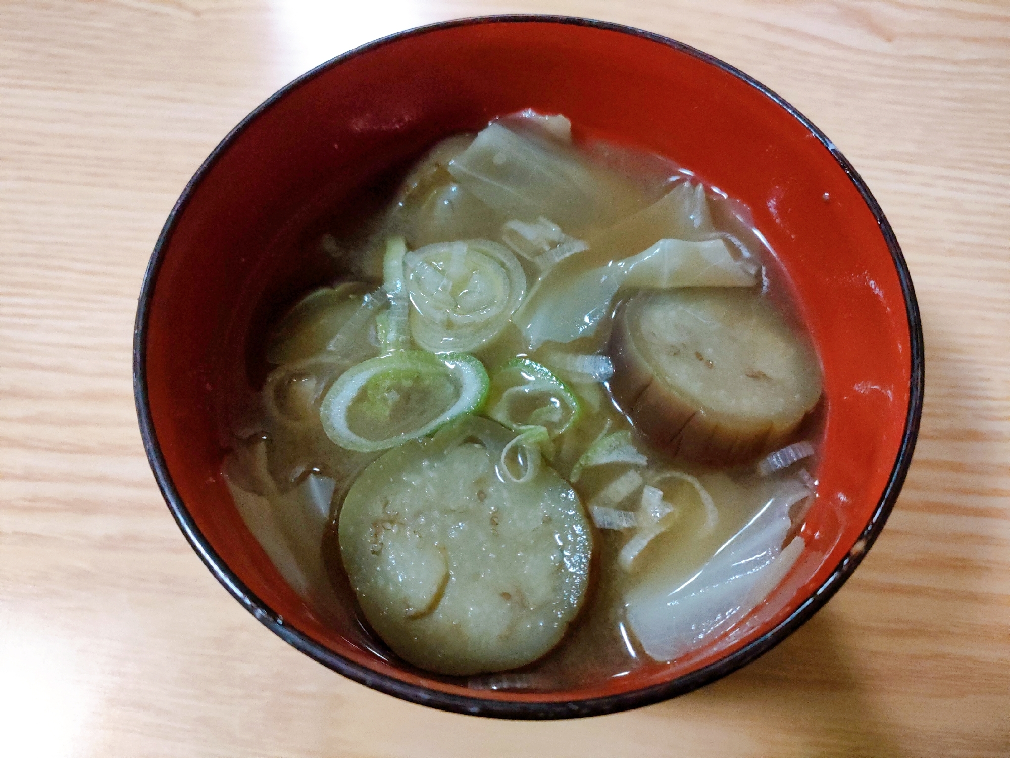 キャベツとなすとねぎの味噌汁