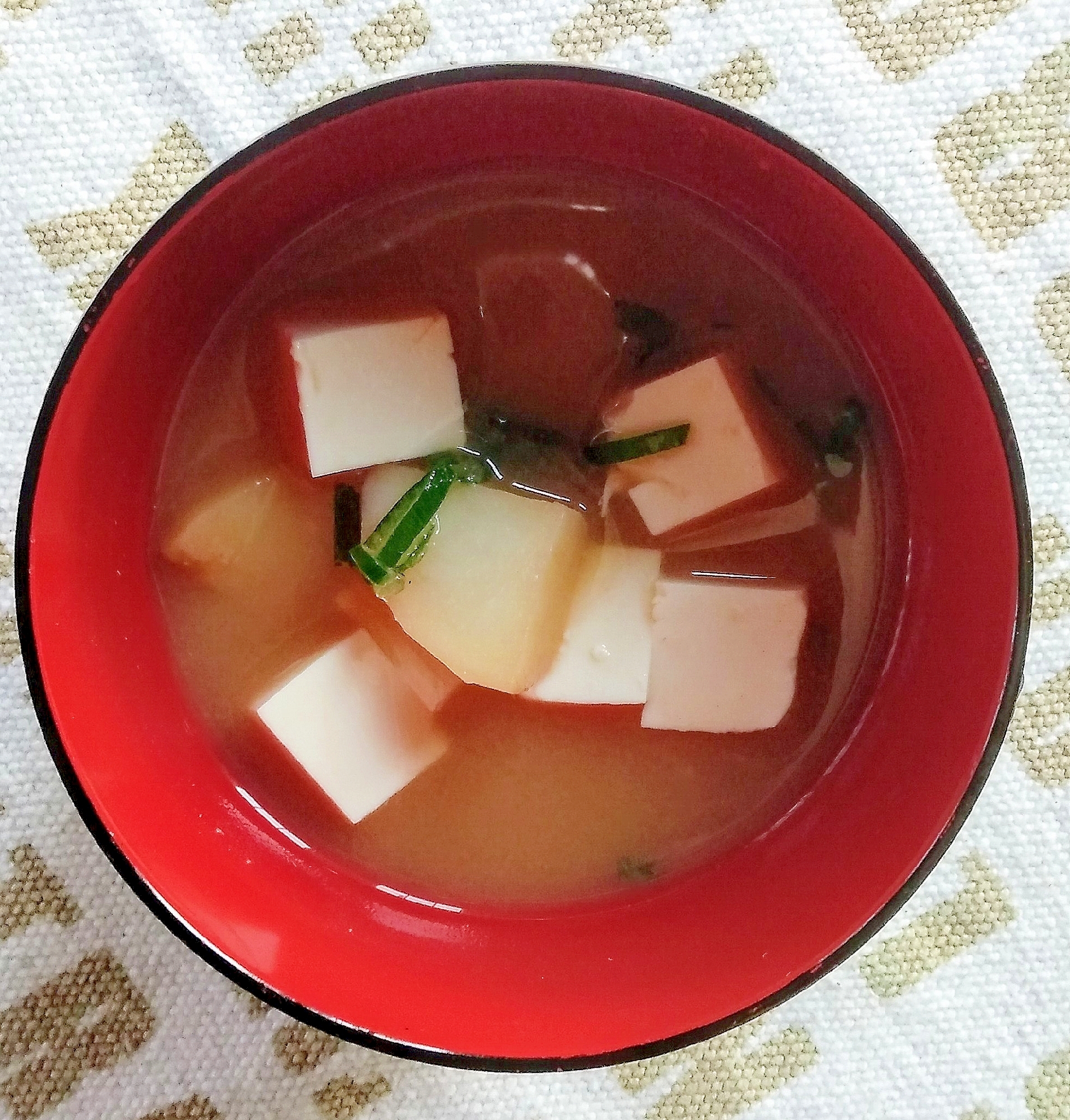 豆腐・じゃがいもの味噌汁