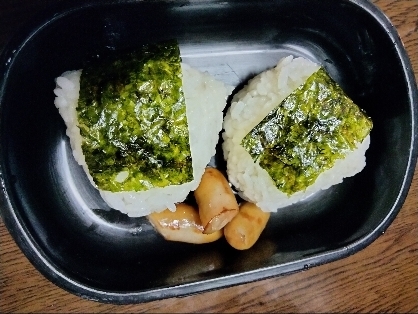 2種類のおにぎりとウィンナーのお弁当