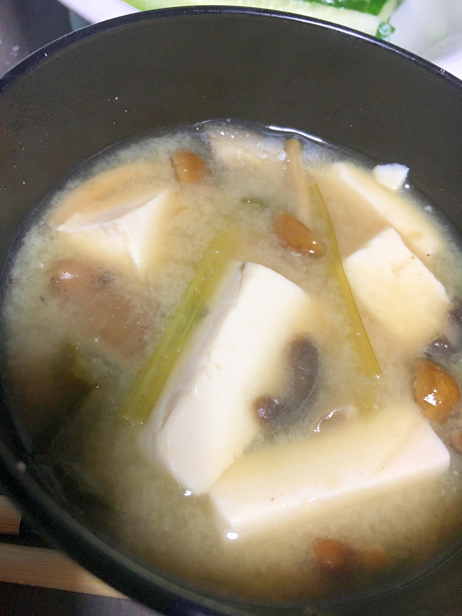 椎茸となめこと豆腐と小松菜の味噌汁