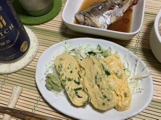 枕みたいなすりごま買っちゃって、色々入れて楽しんでます…なところに玉子焼きに入れるとなっ！？いつもより少し上品な香りになりそしてもちろん栄養も増えましたねゴチ様